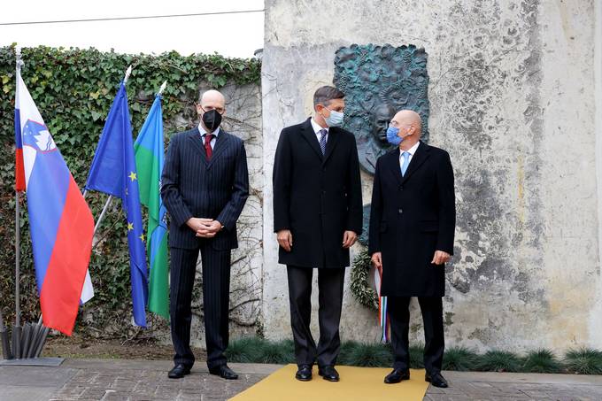 Predsednik Republike Slovenije Borut Pahor se je na Gradu Dobrovo udeležil odkritja spominske plošče ob 100-letnici rojstva Zvonimirja Simčiča